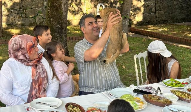 TORUNLARIYLA BİRLİKTE AĞIRLADI