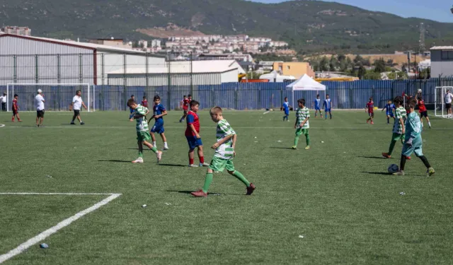 İzmir Bornova'da yenilenen Doğanlar Sahası çocukların golleriyle açıldı