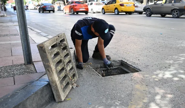 Manisa'da yağışlar öncesi ızgara temizliklerini hızlandırdı