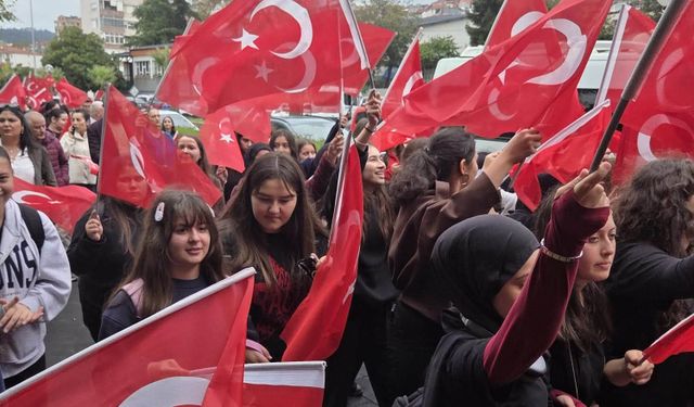 CUMHURİYET YÜRÜYÜŞÜNE BİNLERCE VATANDAŞ KATILDI