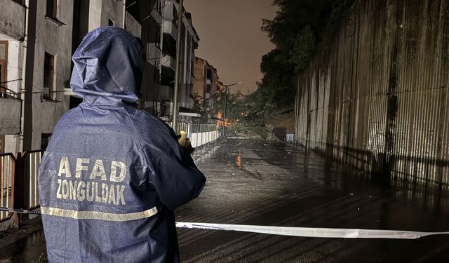 İSTİNAT DUVARI ÇÖKTÜ 2 ARAÇ HASAR GÖRDÜ