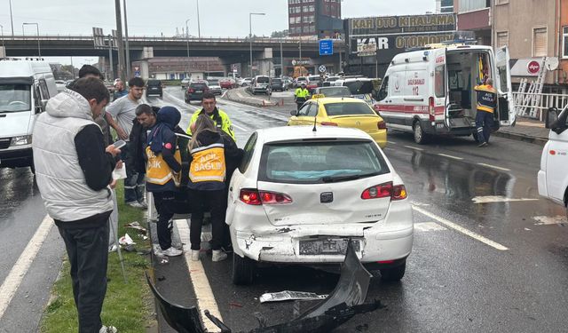 KAVŞAK GİRİŞİNDE KAZA, SÜRÜCÜ YARALANDI