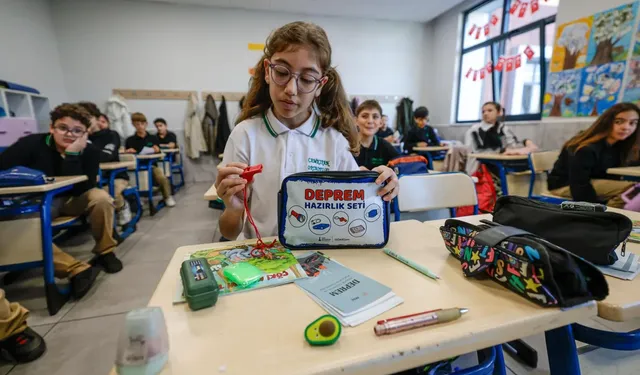 İzmir Büyükşehir'den öğrencilere deprem çantası ve afet eğitimi