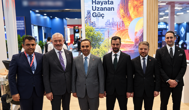 SANAYİ BAKANI ERDEMİR STANDINI ZİYARET ETTİ