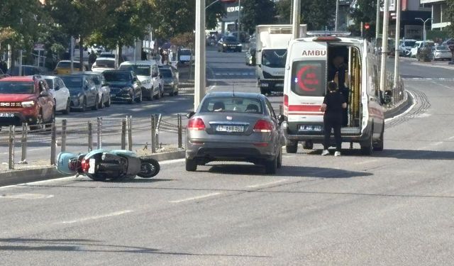 BULVAR ÜZERİNDE KAZA, SÜRÜCÜ YARALANDI