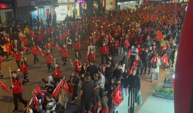 EREĞLİ'DE BİNLERCE İNSAN CUMHURİYET İÇİN YÜRÜDÜ