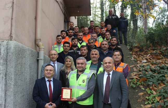 TRENİ DURDURUP AMBULANSA YOL VERDİ