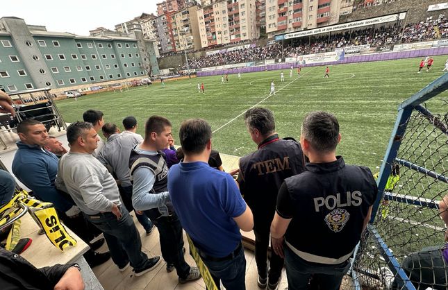 KALBİMDE PİL VAR DEDİ POLİSLERİN ÜZERİNE YÜRÜDÜ