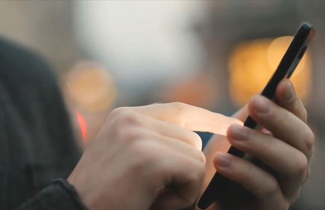 ÖĞRETMENLERE DERSTE CEP TELEFONU UYARISI