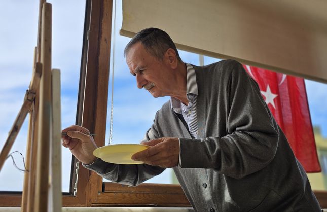 EMEKLİ USTA, TUTKUYLA BAĞLANDI