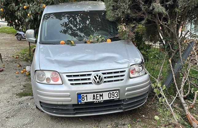 DURAKTA BEKLEYENLERE ÇARPTI 1 KİŞİ ÖLDÜ
