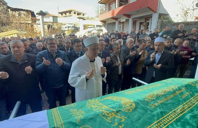 CENAZE NAMAZINI OĞLU KILDIRDI