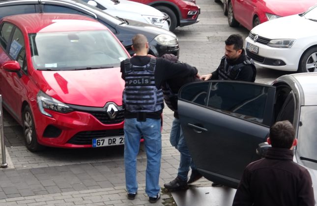 AKRABASINI BIÇAKLAYARAK ÖLDÜRMÜŞTÜ...