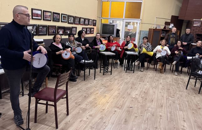 KADINLAR HAYATIN RİTMİNİ DARBUKAYLA TUTUYOR