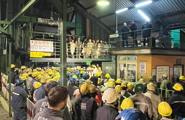 İŞYERLERİNİN KAPATILMA RİSKİYLE YAŞAYAN...