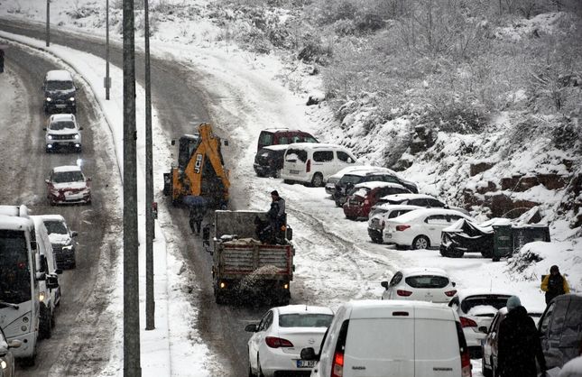 22 İŞ MAKİNESİ SAHADA