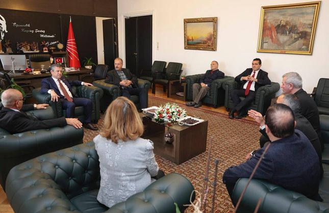 EMEKLİLER SİYASETTE UMUT ARIYOR