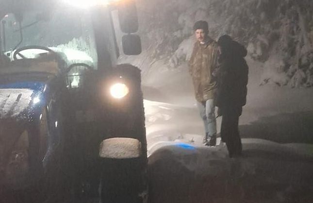 ALAPLI’DA MAHSUR KALDILAR, BELEDİYE EKİPLERİ KURTARDI