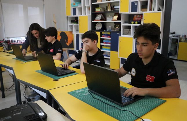 ÖĞRENCİLERİ TEKNOLOJİ ÇAĞINA HAZIRLIYOR