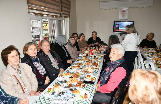 37 YENİ ÜYEYE ROZET