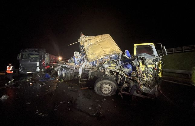 KAMYON İLE TIR ÇARPIŞTI!