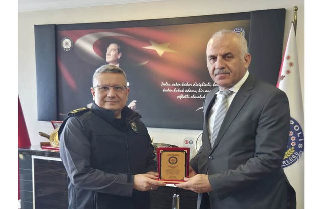 EMEKLİLİĞE PLAKETLİ UĞURLAMA