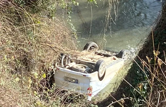 OTOMOBİL DERE YATAĞINA YUVARLANDI