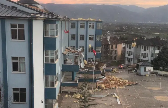 ANADOLU LİSESİ'NİN ÇATISI UÇTU!