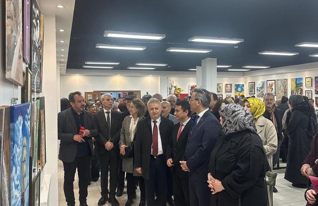 SANATSEVERLER YOĞUN İLGİ GÖSTERDİ
