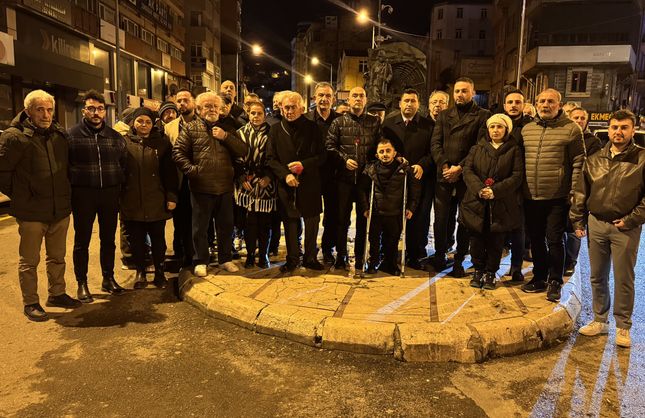 ANIT ÖNÜNDE TOPLANDILAR