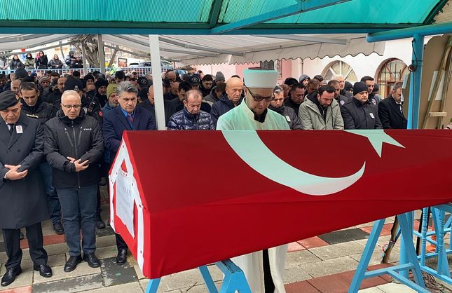 KALP KRİZİ GEÇİREN POLİS DEFNEDİLDİ