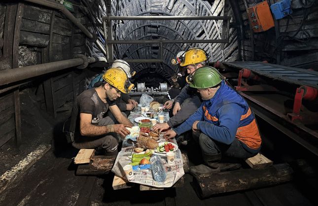 MADENCİLER İLK SAHURLARINI YERİN ALTINDA YAPTI