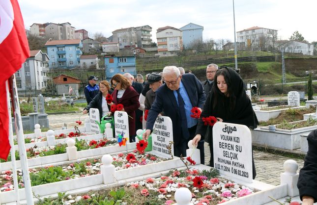 DUALAR EDİLDİ, KARANFİLLER BIRAKILDI...