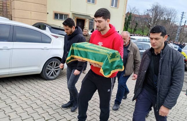 HENÜZ 1 BUÇUK AYLIKTI...