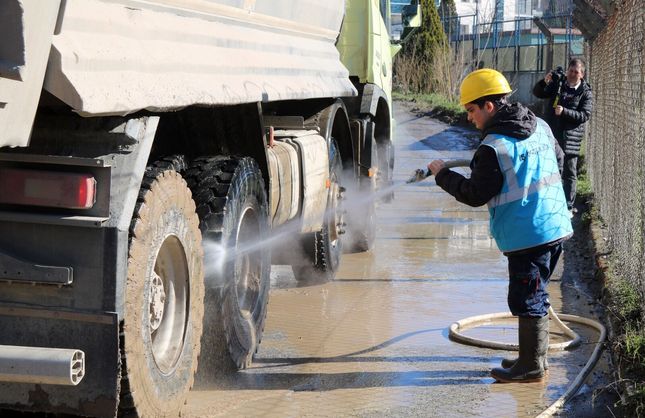 HAFRİYAT KAMYONLARI YIKANMAYA BAŞLADI