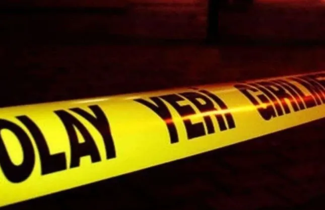 TIR ŞARAMPOLE DEVRİLDİ