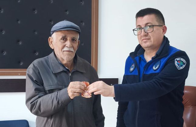 BULDUĞU ALTINI TESLİM ETTİ...