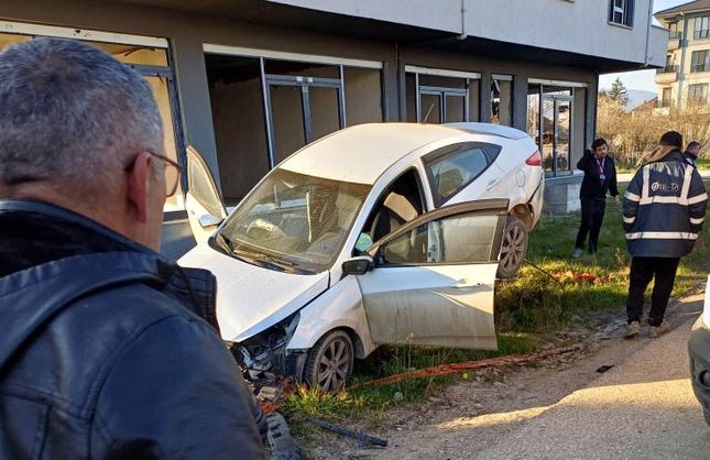 KONTROLDEN ÇIKAN OTOMOBİL KAYAYA ÇARPTI