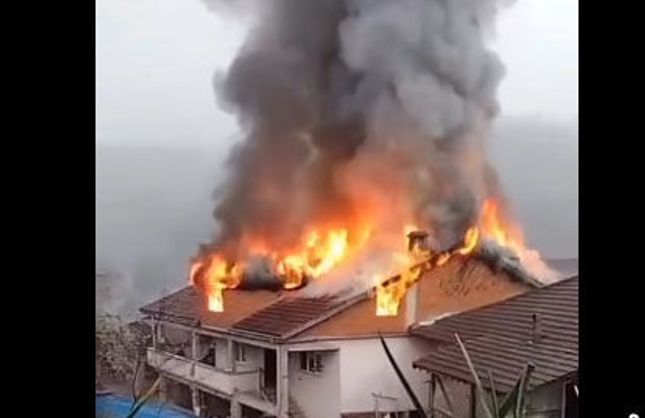 2 KATLI EVİN ÇATISI YANDI