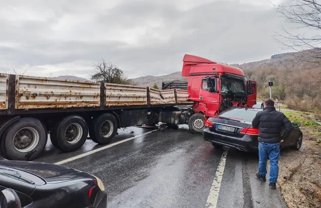 YAĞIŞLI HAVA KAZA GETİRDİ