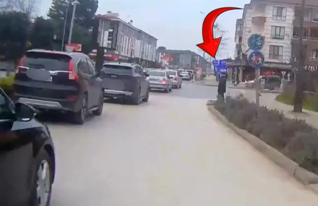 YAYA GEÇİDİNE SÜRÜCÜ DUYARSIZLIĞI...