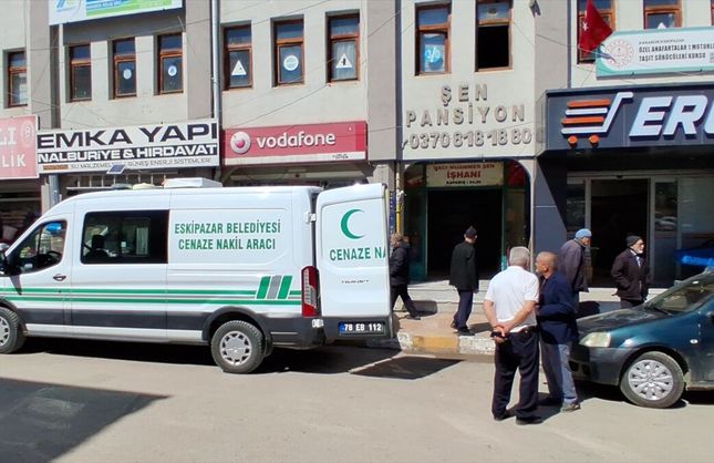 MÜDÜR ODASINDA ÖLÜ BULUNDU