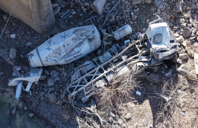 8 METRE YÜKSEKTEN DÜŞTÜ