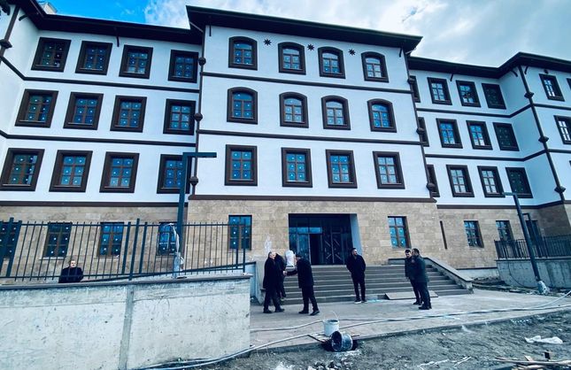 KARADENİZ EREĞLİ HÜKÜMET KONAĞI'NA KAVUŞUYOR