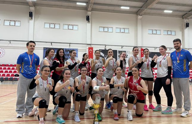 EREĞLİ‘YE VOLEYBOLDA İLK KUPA GELDİ