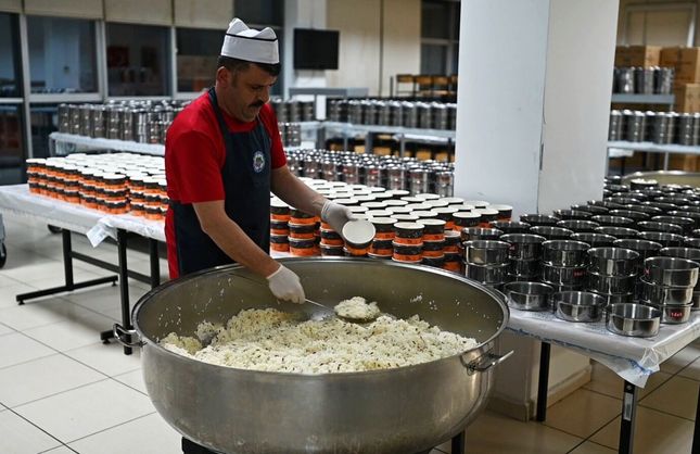 1500 KİŞİYE SICAK YEMEK DEVAM EDİYOR