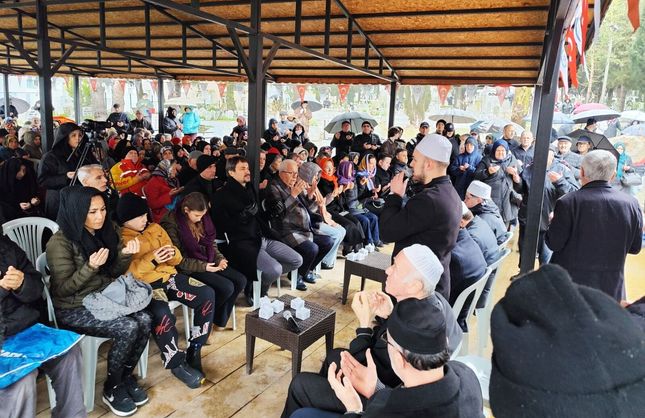 SOĞUK VE YAĞIŞA RAĞMEN MEZARLIKLAR DOLDU