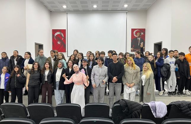 ÜNİVERSİTELİLER OYNADI, ORTAOKULLULAR BEĞENDİ...