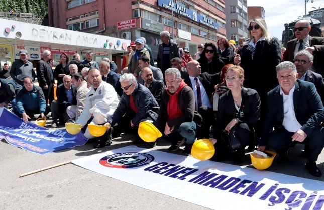 EYLEMLERİNİ SÜRDÜREN MADENCİLERE SELAM...