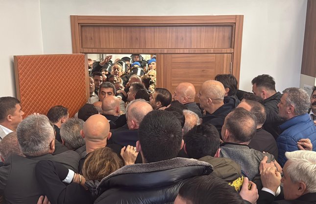 "VANDALLIK YAPMAYA BAŞLADINIZ"